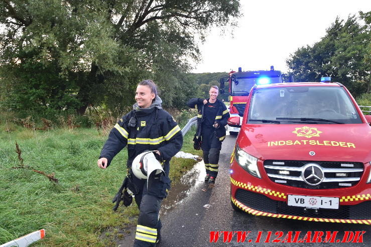 Ild i et ubeboet hus. Fårupvej 58 i Jelling. 07/08-2024. Kl. 20:27.