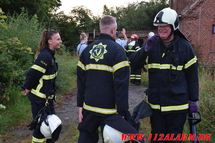 Ild i et ubeboet hus. Fårupvej 58 i Jelling. 07/08-2024. Kl. 20:27.