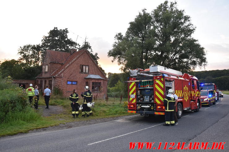 Ild i et ubeboet hus. Fårupvej 58 i Jelling. 07/08-2024. Kl. 20:27.