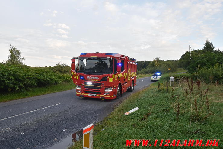 Ild i et ubeboet hus. Fårupvej 58 i Jelling. 07/08-2024. Kl. 20:27.