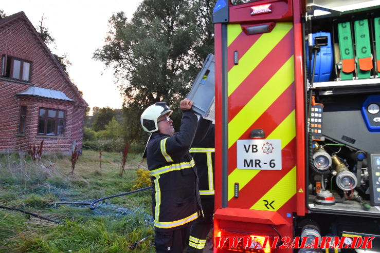 Ild i et ubeboet hus. Fårupvej 58 i Jelling. 07/08-2024. Kl. 20:27.