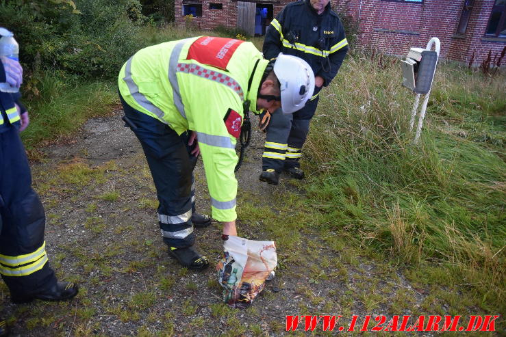 Ild i et ubeboet hus. Fårupvej 58 i Jelling. 07/08-2024. Kl. 20:27.