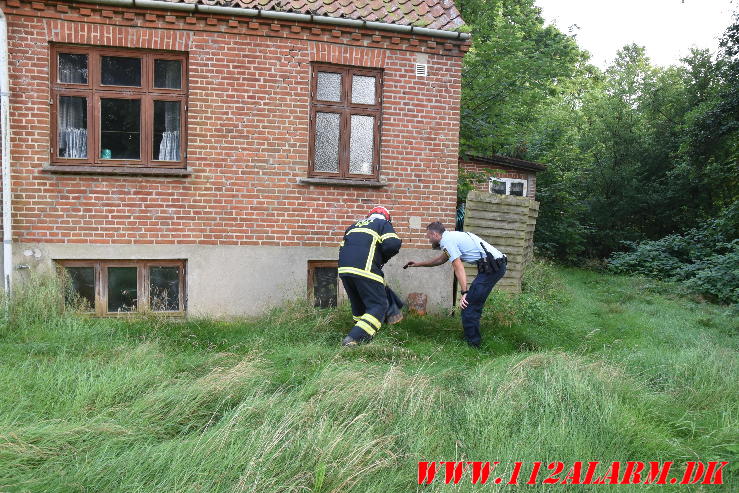 Ild i et ubeboet hus. Fårupvej 58 i Jelling. 07/08-2024. Kl. 20:27.