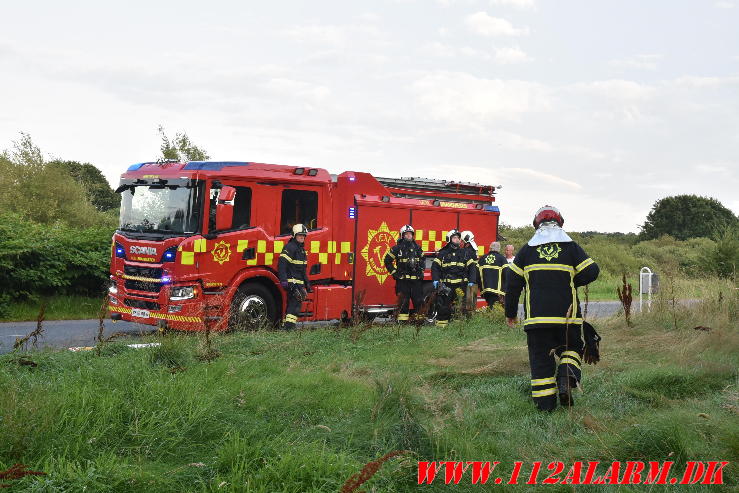 Ild i et ubeboet hus. Fårupvej 58 i Jelling. 07/08-2024. Kl. 20:27.