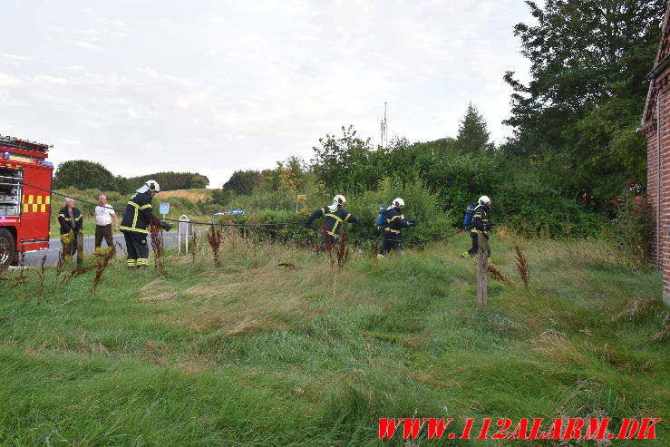 Ild i et ubeboet hus. Fårupvej 58 i Jelling. 07/08-2024. Kl. 20:27.