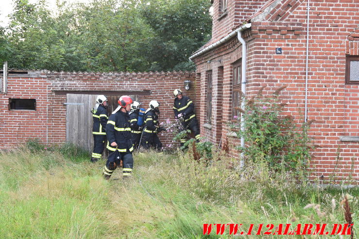 Ild i et ubeboet hus. Fårupvej 58 i Jelling. 07/08-2024. Kl. 20:27.