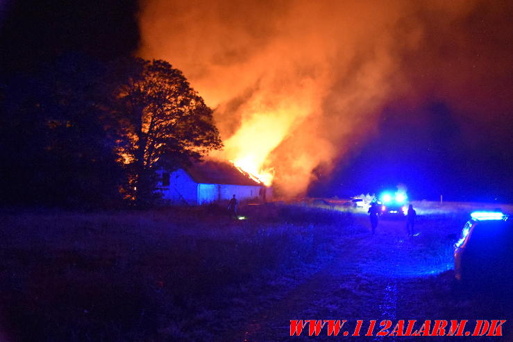 Brand på ubeboet gård. Norgesvej i Vendelev. 27/08-2024. Kl. 01:00.