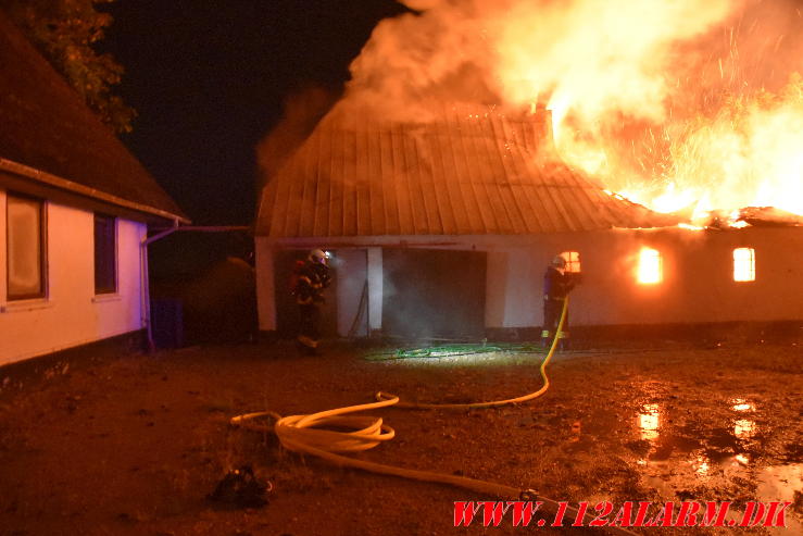 Brand på ubeboet gård. Norgesvej i Vendelev. 27/08-2024. Kl. 01:00.