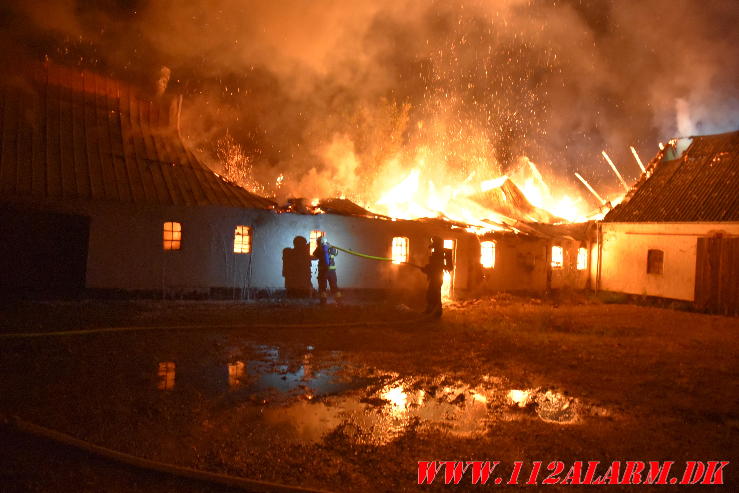 Brand på ubeboet gård. Norgesvej i Vendelev. 27/08-2024. Kl. 01:00.