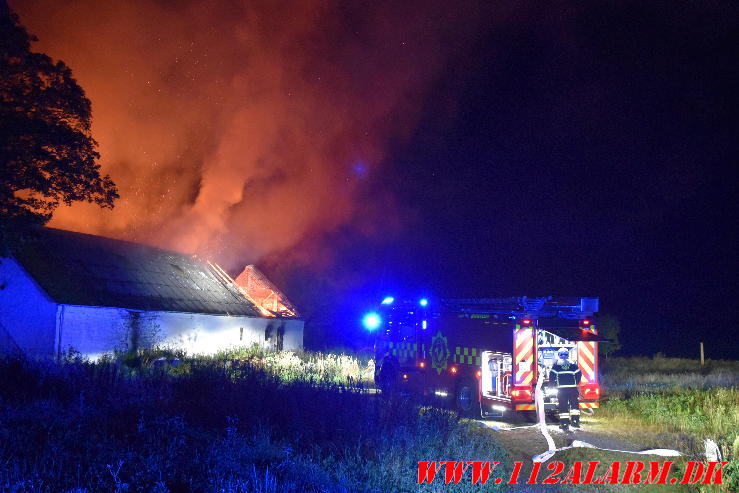 Brand på ubeboet gård. Norgesvej i Vendelev. 27/08-2024. Kl. 01:00.