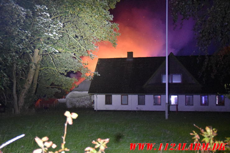 Brand på ubeboet gård. Norgesvej i Vendelev. 27/08-2024. Kl. 01:00.