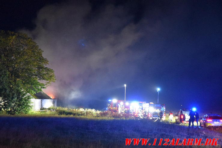 Brand på ubeboet gård. Norgesvej i Vendelev. 27/08-2024. Kl. 01:00.