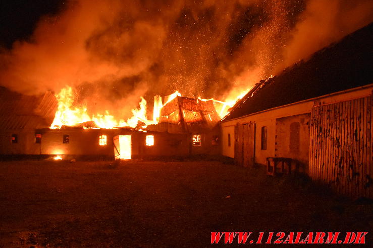 Brand på ubeboet gård. Norgesvej i Vendelev. 27/08-2024. Kl. 01:00.