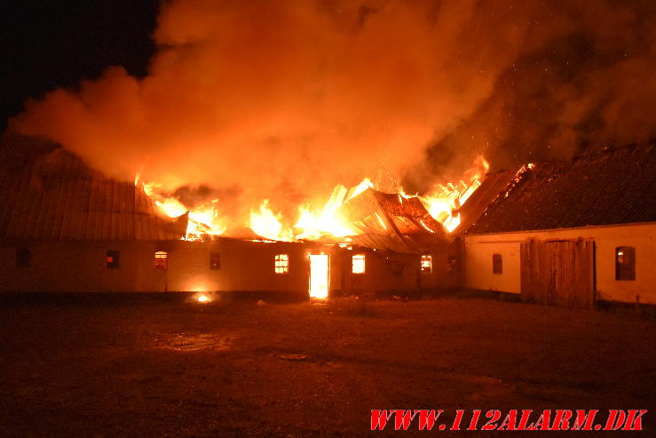 Brand på ubeboet gård. Norgesvej i Vendelev. 27/08-2024. Kl. 01:00.