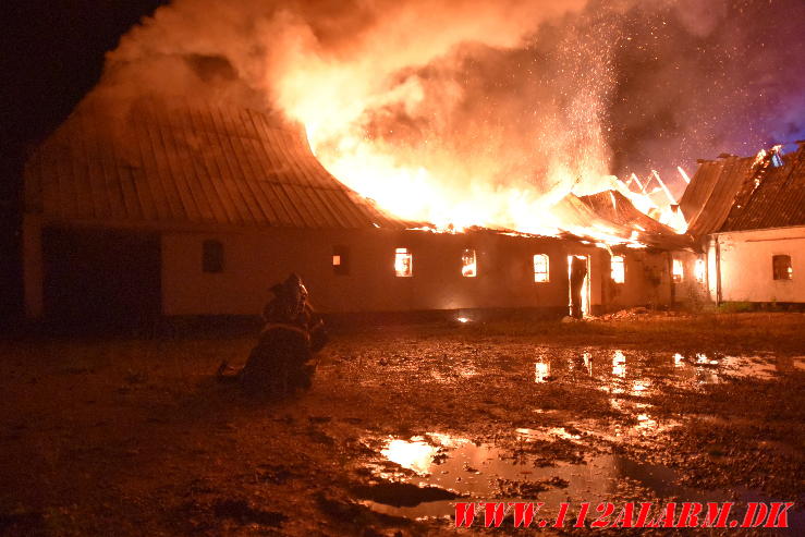 Brand på ubeboet gård. Norgesvej i Vendelev. 27/08-2024. Kl. 01:00.