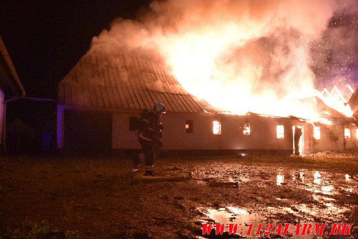 Brand på ubeboet gård. Norgesvej i Vendelev. 27/08-2024. Kl. 01:00.