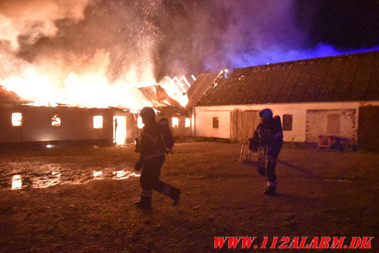 Brand på ubeboet gård. Norgesvej i Vendelev. 27/08-2024. Kl. 01:00.