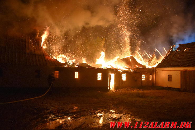 Brand på ubeboet gård. Norgesvej i Vendelev. 27/08-2024. Kl. 01:00.