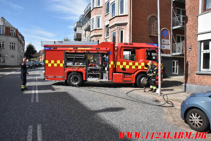 Endnu en gang ukrudtsbrænder. Vesterbrogade i Vejle. 02/09-2024. Kl. 13:25.