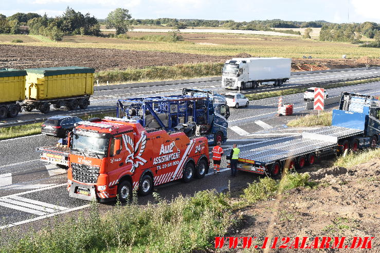 Læsset forskubbet sig ved opbremsningen. Motorvejen E45 ved DTC. 12/09-2024. KL. 17:00.