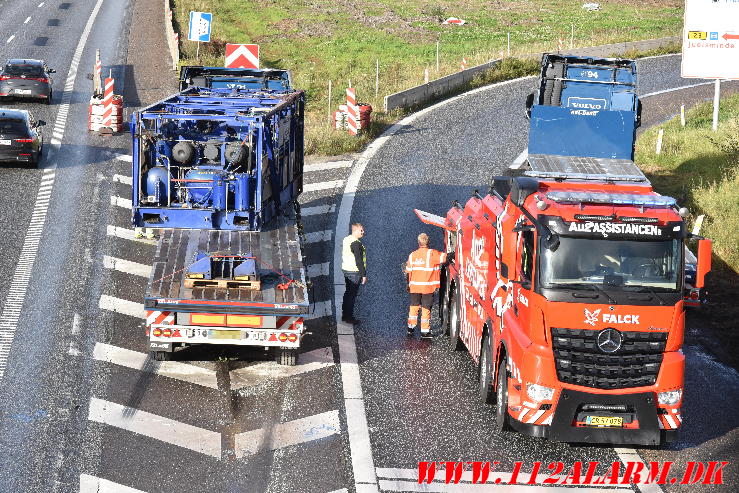 Læsset forskubbet sig ved opbremsningen. Motorvejen E45 ved DTC. 12/09-2024. KL. 17:00.