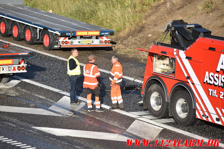 Læsset forskubbet sig ved opbremsningen. Motorvejen E45 ved DTC. 12/09-2024. KL. 17:00.