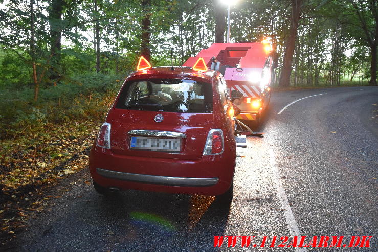 Lille Fiat skred ud og ramte et træ. Skibetvej i Skibet. 28/09-2024. Kl. 18:23.