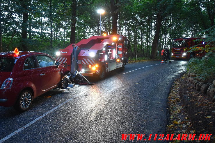 Lille Fiat skred ud og ramte et træ. Skibetvej i Skibet. 28/09-2024. Kl. 18:23.