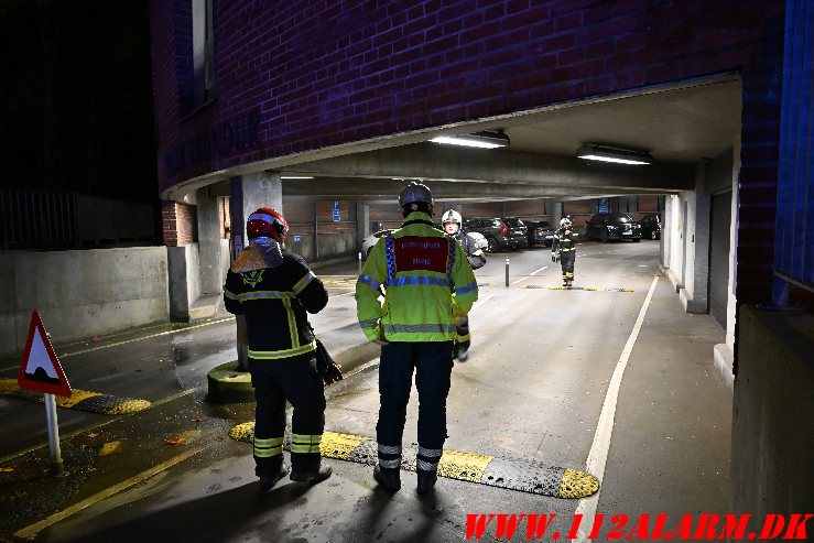 Stort brag inde fra P-huset. Volmersgade i Vejle. 09/10-2024. KL. 20:35.