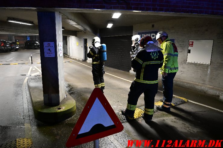 Stort brag inde fra P-huset. Volmersgade i Vejle. 09/10-2024. KL. 20:35.