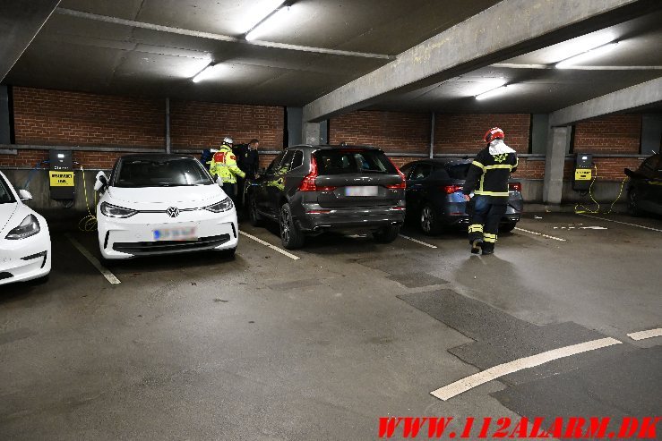 Stort brag inde fra P-huset. Volmersgade i Vejle. 09/10-2024. KL. 20:35.