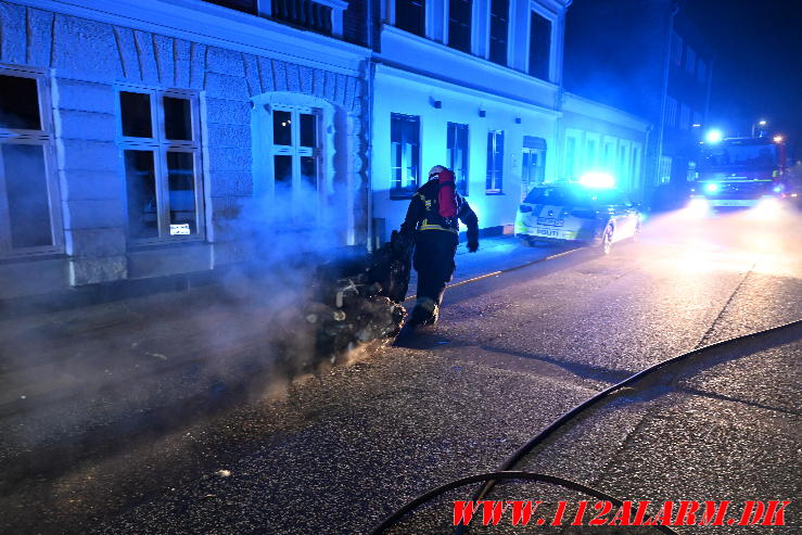 Ild i skraldespand container. Staldgaardsgade i Vejle. 06/10-2024. KL. 5:55.