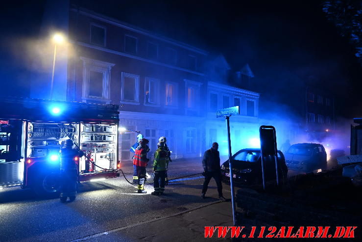 Ild i skraldespand container. Staldgaardsgade i Vejle. 06/10-2024. KL. 5:55.