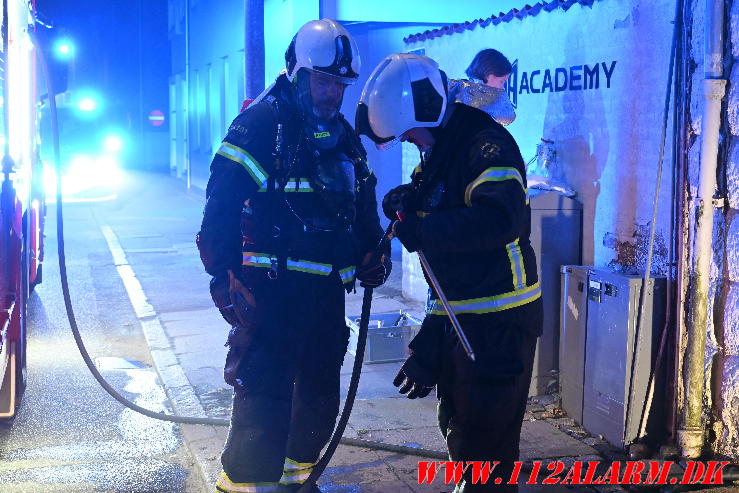 Ild i skraldespand container. Staldgaardsgade i Vejle. 06/10-2024. KL. 5:55.