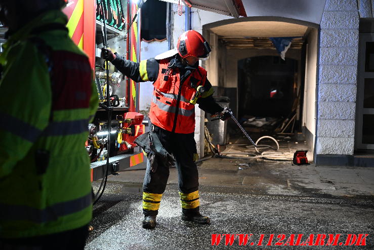 Ild i skraldespand container. Staldgaardsgade i Vejle. 06/10-2024. KL. 5:55.