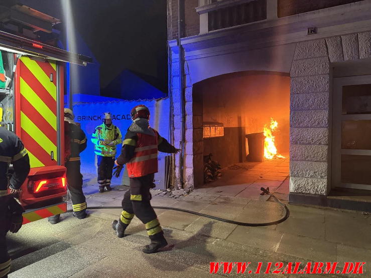 Ild i skraldespand container. Staldgaardsgade i Vejle. 06/10-2024. KL. 5:55.