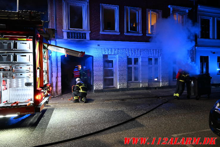 Ild i skraldespand container. Staldgaardsgade i Vejle. 06/10-2024. KL. 5:55.