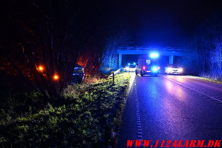 Bil kilede sig fast mellem træer. Motortrafikvejen ved Børkop. 08/11-2024. KL. 21:35.