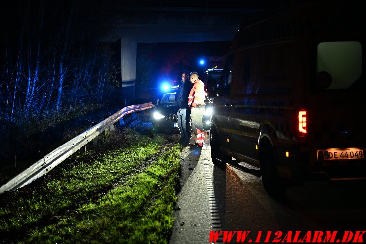 Bil kilede sig fast mellem træer. Motortrafikvejen ved Børkop. 08/11-2024. KL. 21:35.