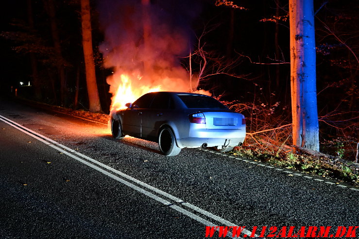 Ild i motorrummet. Grejsdalsvej i Grejsdalen. 28/11-2024. KL. 23:26.