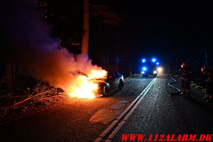 Ild i motorrummet. Grejsdalsvej i Grejsdalen. 28/11-2024. KL. 23:26.