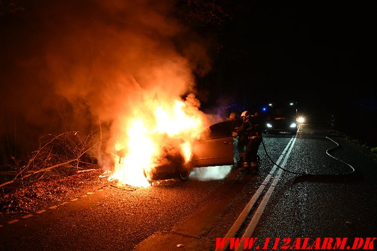 Ild i motorrummet. Grejsdalsvej i Grejsdalen. 28/11-2024. KL. 23:26.