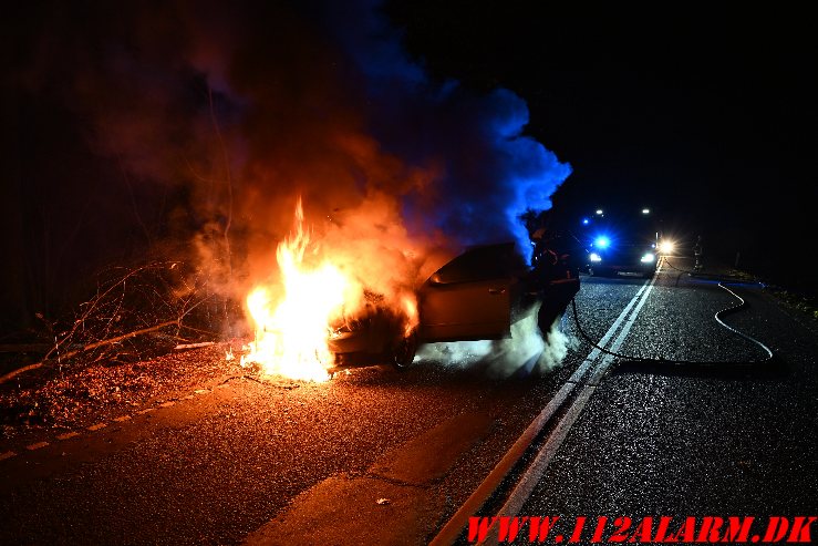 Ild i motorrummet. Grejsdalsvej i Grejsdalen. 28/11-2024. KL. 23:26.