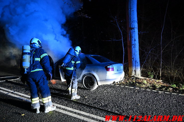 Ild i motorrummet. Grejsdalsvej i Grejsdalen. 28/11-2024. KL. 23:26.