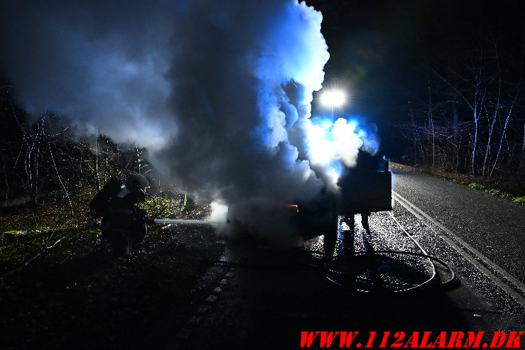 Ild i motorrummet. Grejsdalsvej i Grejsdalen. 28/11-2024. KL. 23:26.