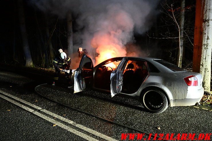 Ild i motorrummet. Grejsdalsvej i Grejsdalen. 28/11-2024. KL. 23:26.