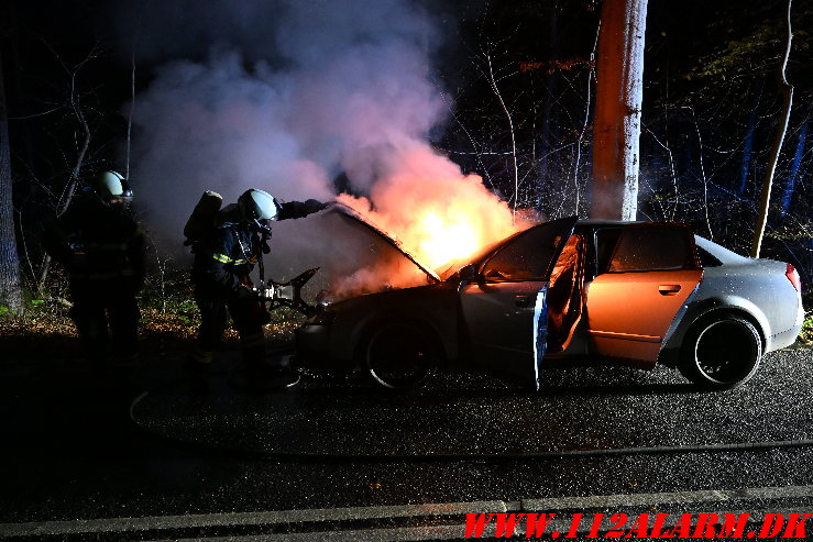 Ild i motorrummet. Grejsdalsvej i Grejsdalen. 28/11-2024. KL. 23:26.