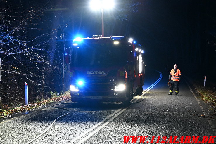 Ild i motorrummet. Grejsdalsvej i Grejsdalen. 28/11-2024. KL. 23:26.