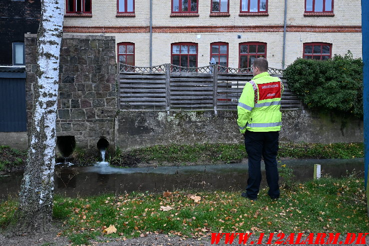 Der løb hvid væske ud i åen. Abelones Plads i Vejle. 15/11-2024. Kl. 15:05.