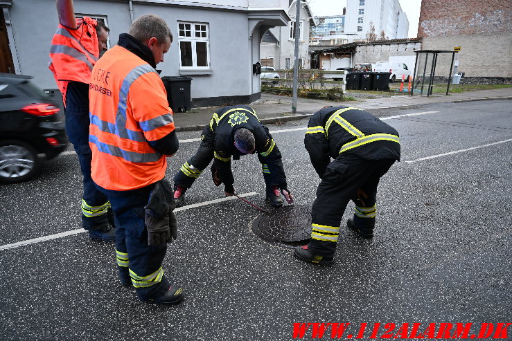 Der løb hvid væske ud i åen. Abelones Plads i Vejle. 15/11-2024. Kl. 15:05.